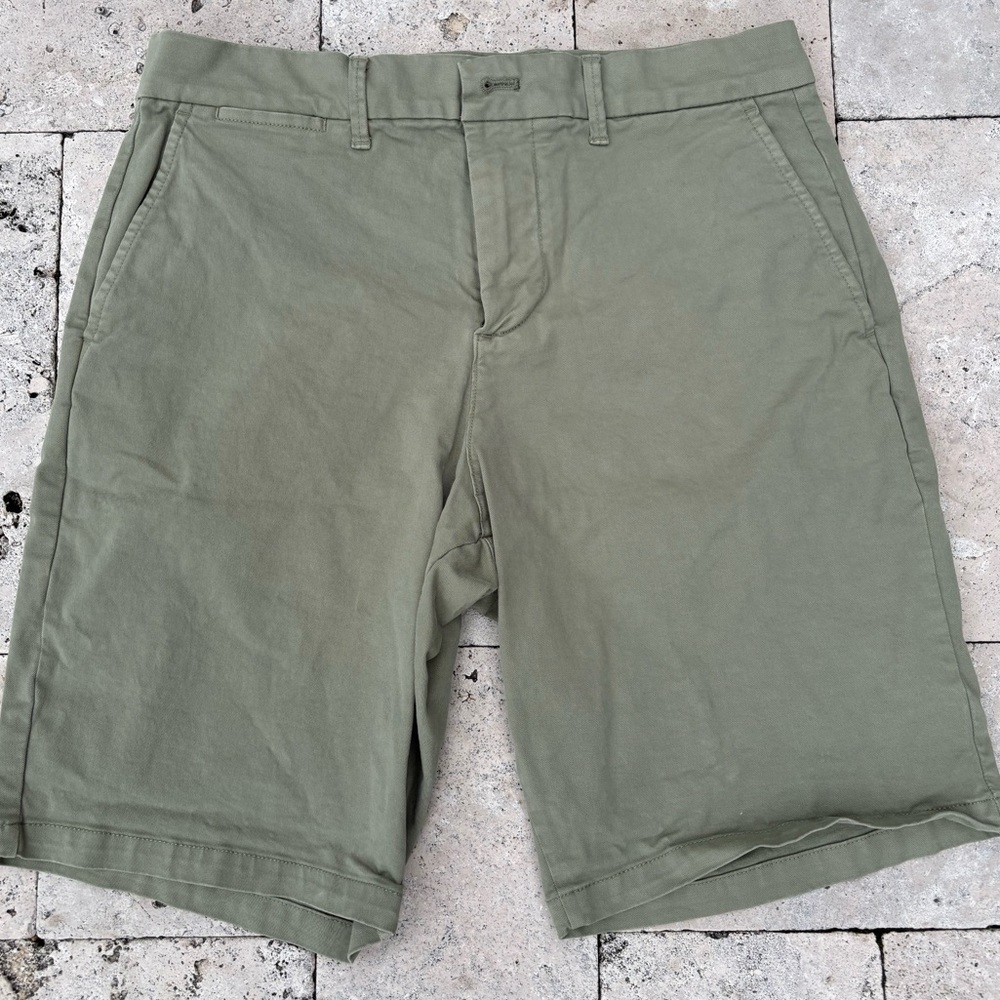 GAP Men's Army Green Flat Front Shorts